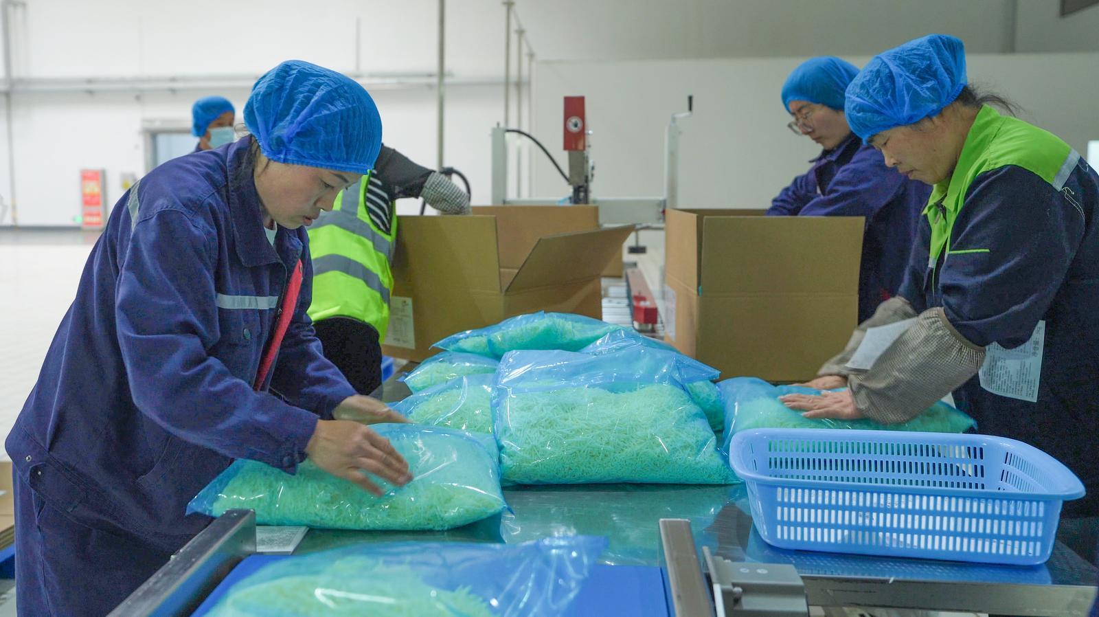 ▲传祁甘味乳业外包装车间