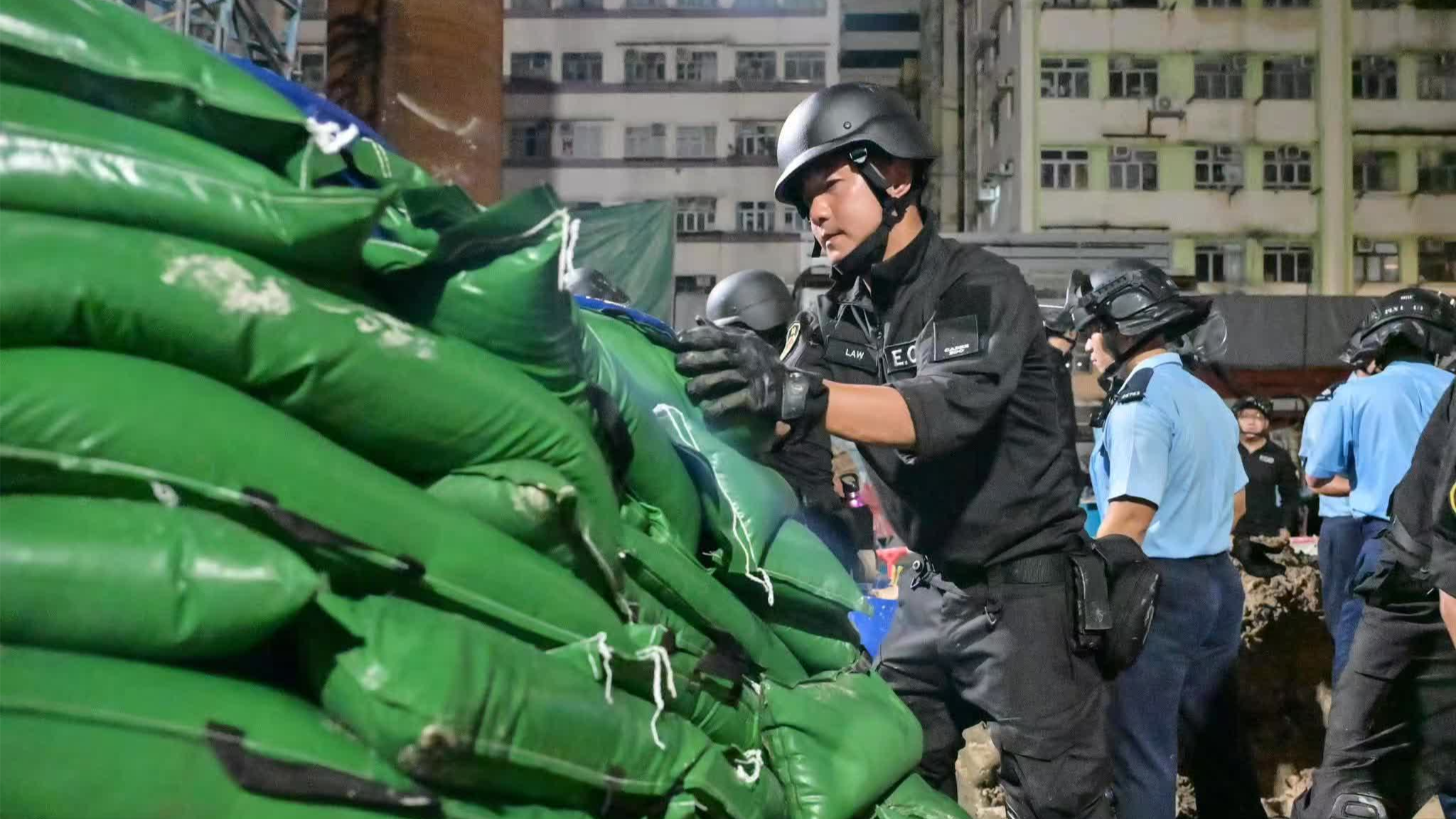 香港鲗鱼涌惊现二战时期千磅炸弹 警方通宵9小时安全拆除