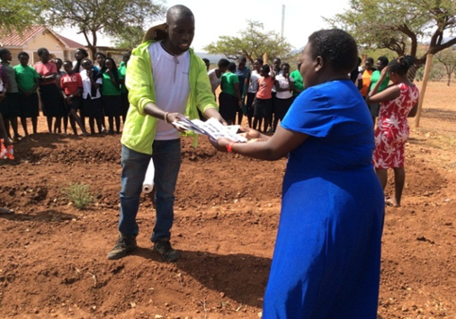 威利叮嘱当地妇女使用垄沟覆膜的注意事项