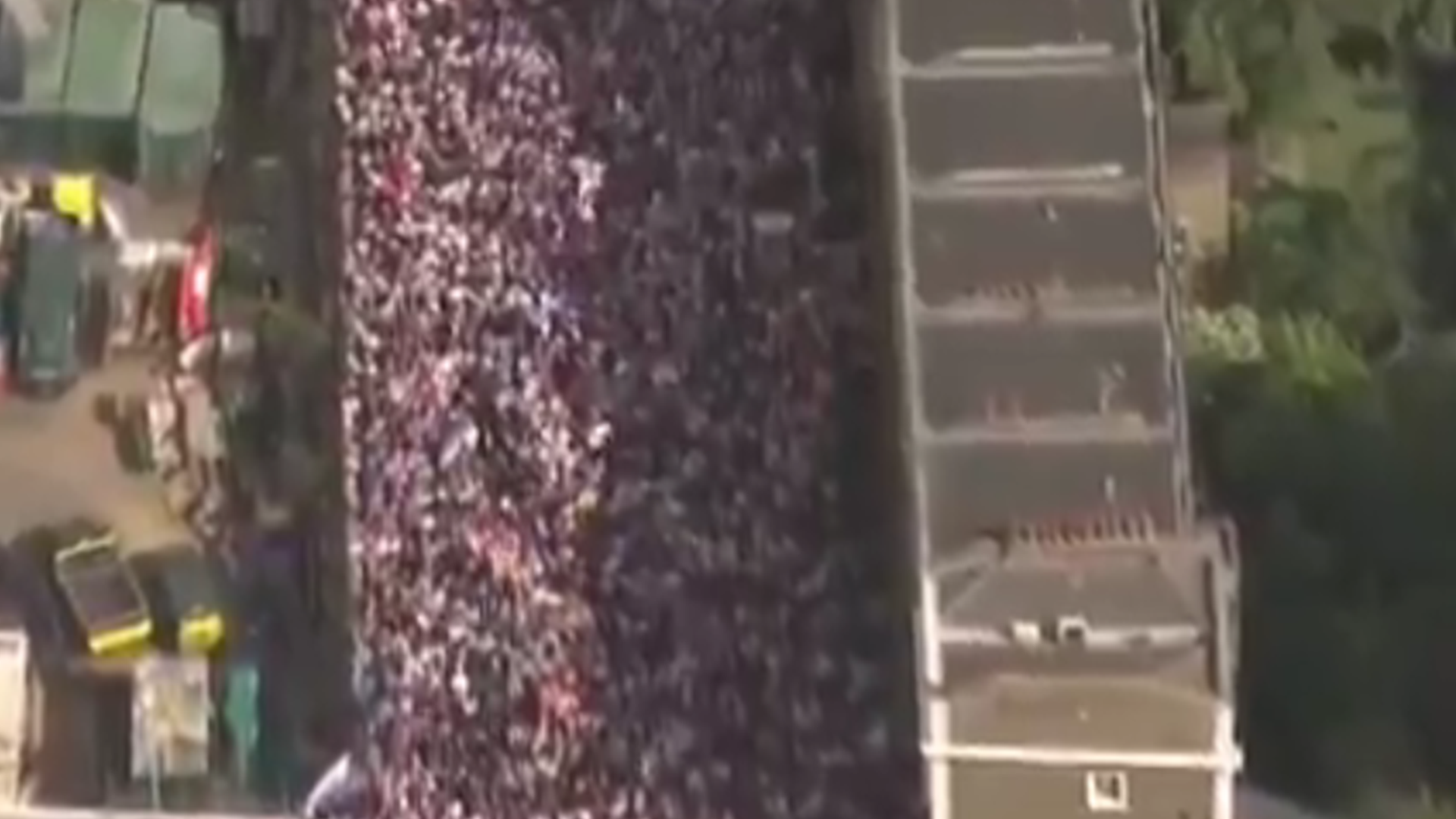 伦敦乱了！英国超10万人参加反移民集会游行，马斯克视频现身：英国必须换政府