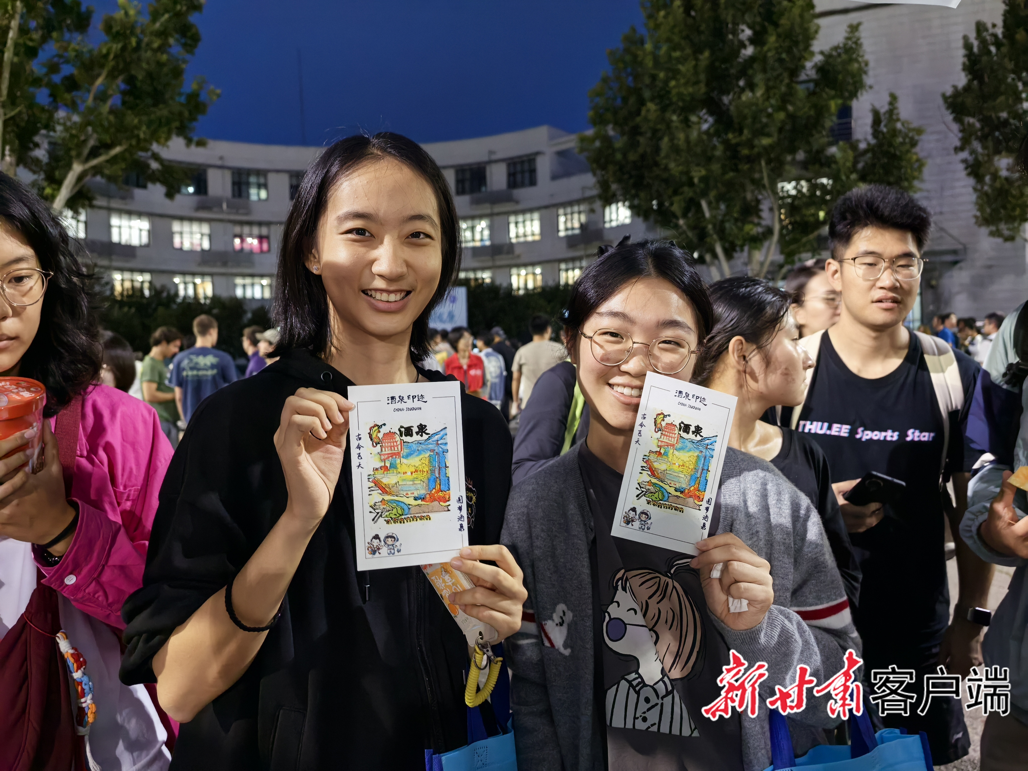 郝雨时(左一)和同学一起展示敦煌套章