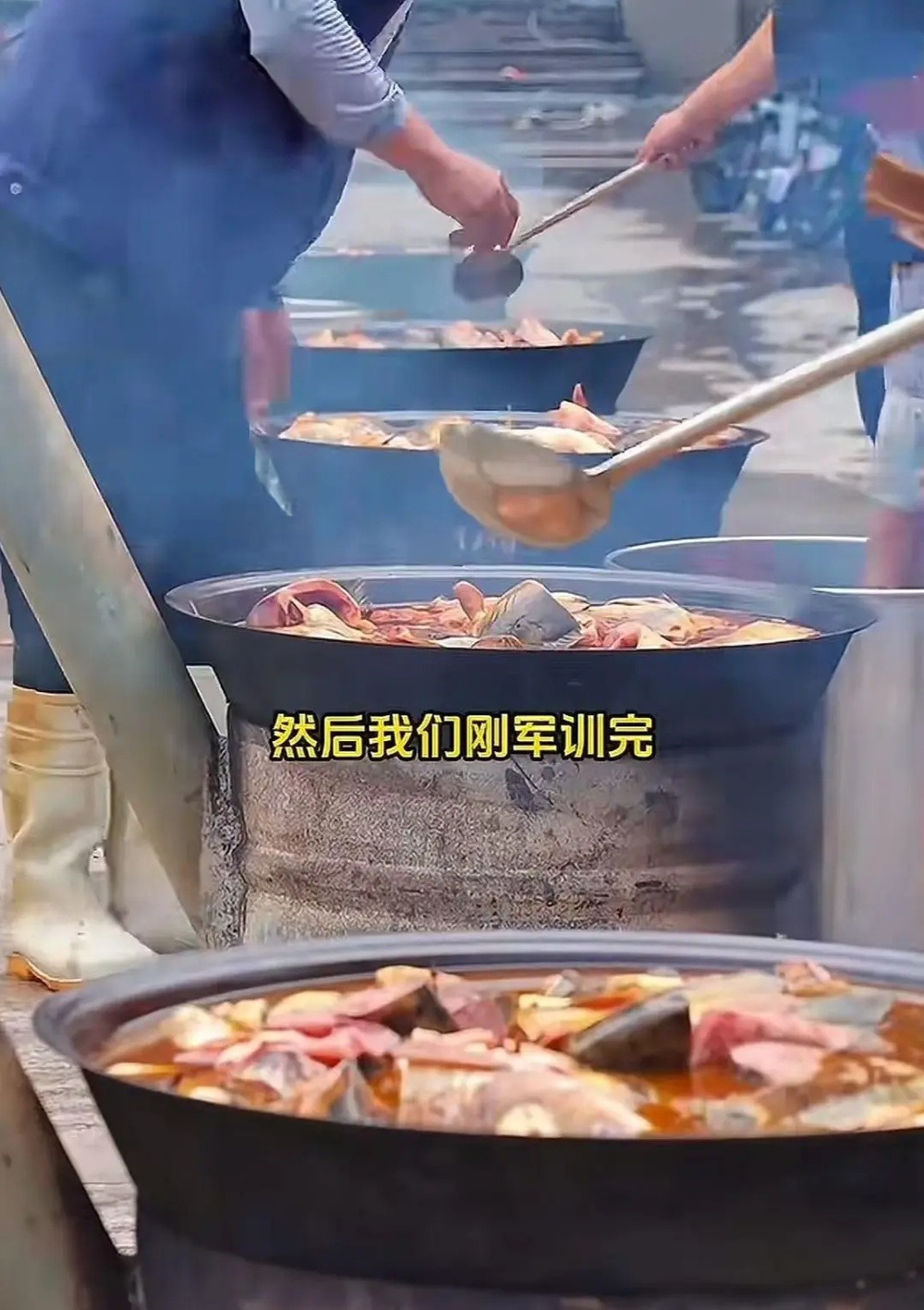 厨师们正在炖鱼。图/乳山市融媒体中心