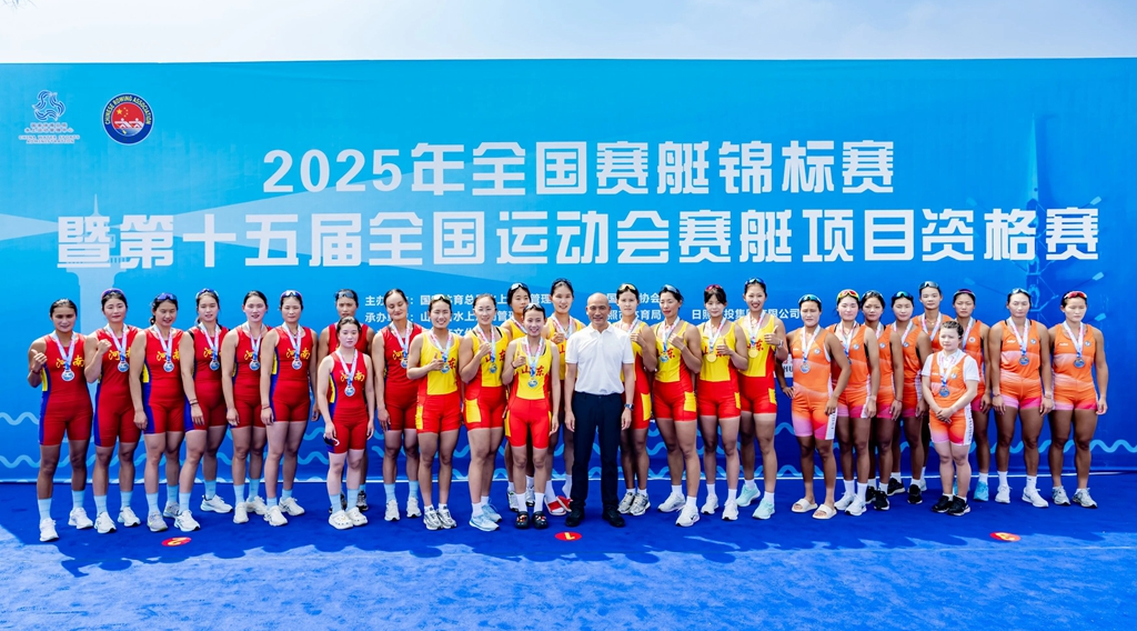 山东队:女子八人单桨有舵手金牌 孙凤娇(右三)、赵梦(左二).jpg