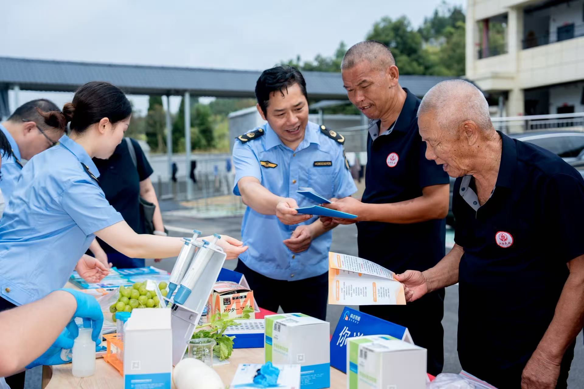 开展食品安全宣传。余夏菁/摄