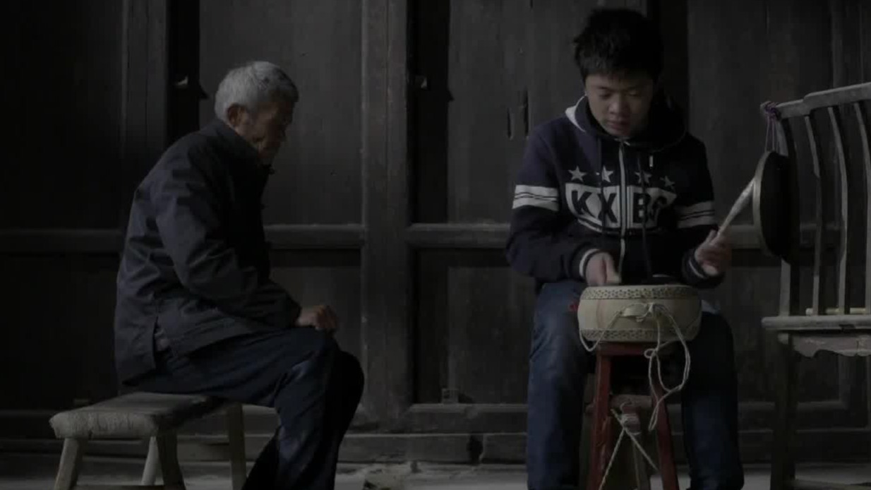 刘永安希望孙子能继承布袋戏的表演技艺，然而年轻人却志不在此