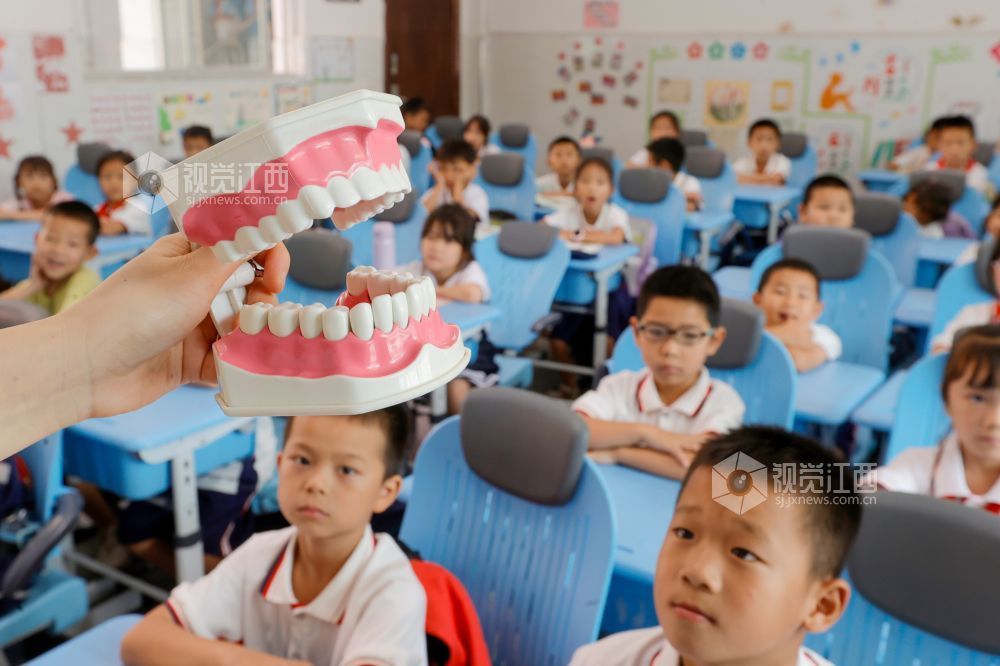 2025年9月18日，在江西省吉安市峡江县第一实验小学，该县人民医院的医护人员在为小学生讲解口腔卫生知识。