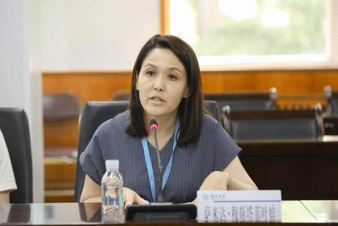 萨米达·穆斯塔菲叶娃发言