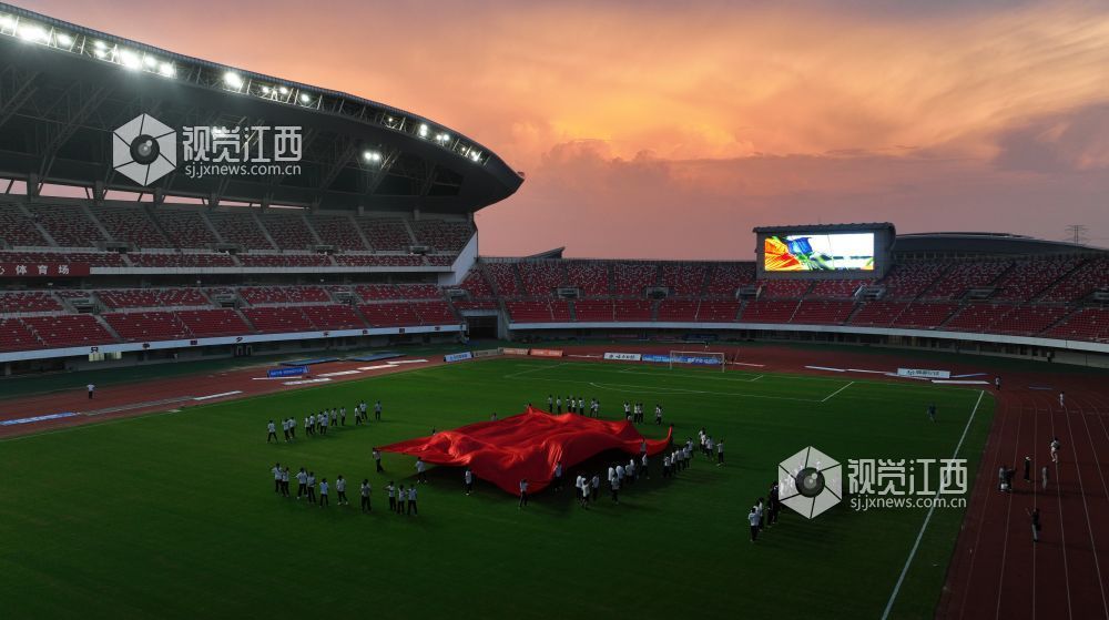 9月18日晚,江西省奥体中心体育场,灯光亮起,演员们正在为20日赣超南昌队主场赛事的演出进行排练。
