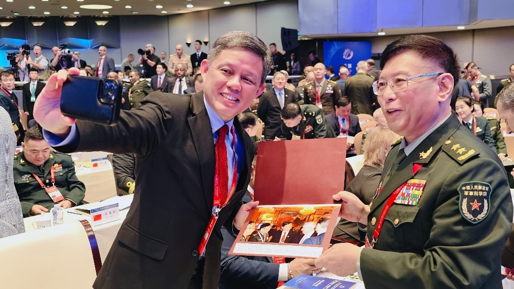 何雷给新加坡陈振声送照片