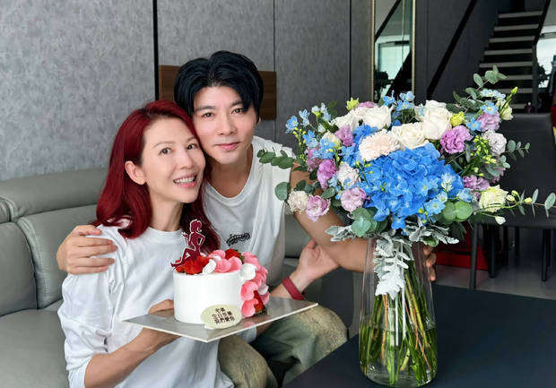 张晋为老婆蔡少芬庆祝生日，二人笑容满面，感情甜蜜！