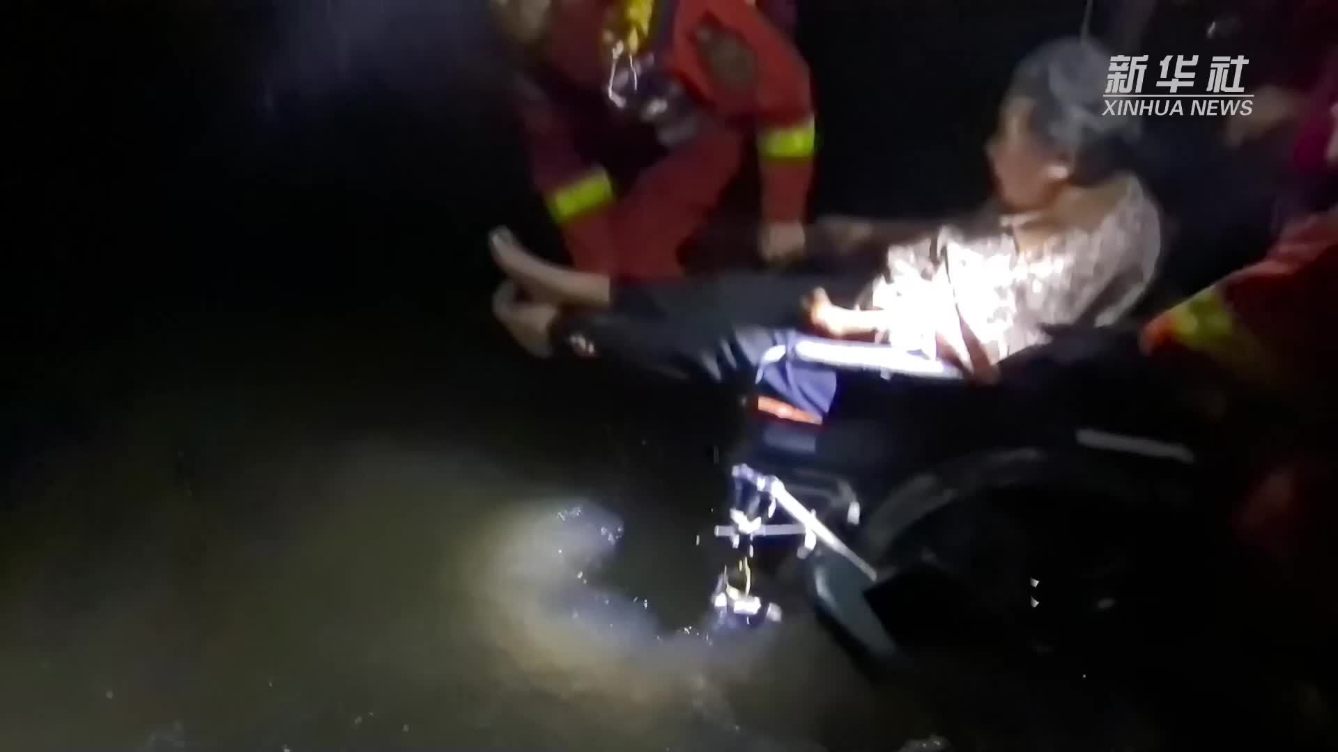 湖北南漳：强降雨突袭 消防紧急疏散转移被困群众