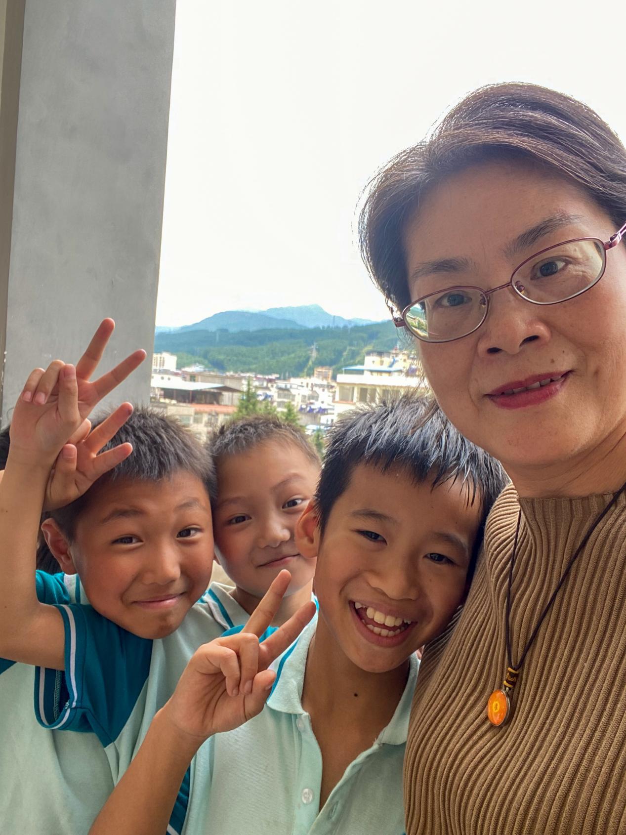 孔燕芬老师在与学生们的合照