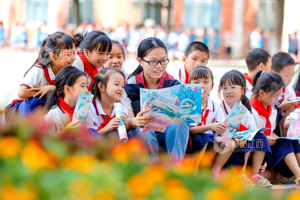 2025年9月18日，在江西省吉安市峡江县第一实验小学，该县疾控中心的工作人员在为小学生讲解牙齿保健知识。