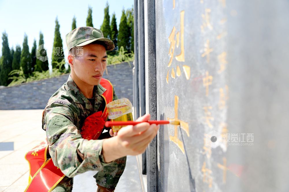 2025年9月15日，江西省吉安市峡江县革命烈士陵园，预定新兵代表为革命烈士墓碑描金。