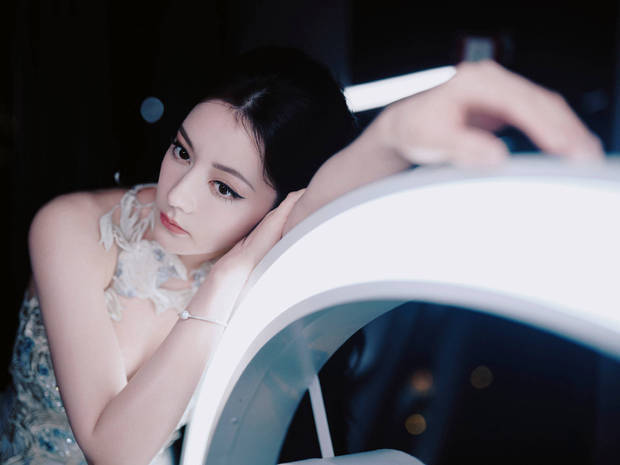 迪丽热巴秒变慵懒感美人，状态松弛。