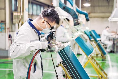 9月7日，在中车石家庄车辆有限公司总装车间，工作人员正在进行换热器及管路系统的焊接。 本报记者 史晟全摄