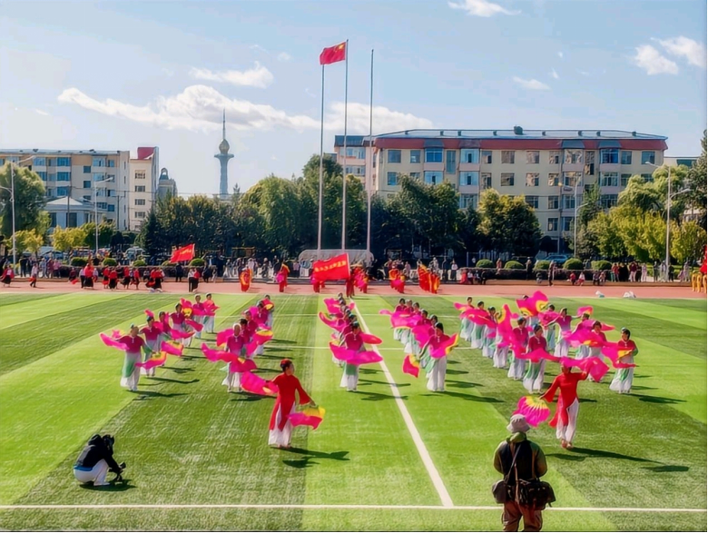 银龄起舞贺双庆 举国联动展风采——全国老年人广场舞大联动黑龙江分会场暨全省公开赛在穆棱盛大举行