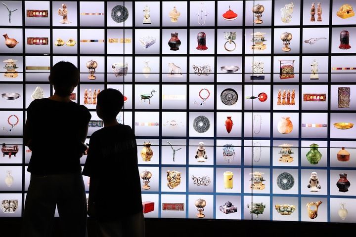 游客在徐州龟山景区参观游玩。新华每日电讯记者毛俊 摄