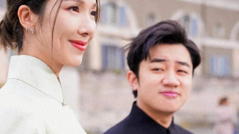 王祖蓝现身夜市街头，本人又矮又肥大鼻子抢镜，路人尖叫直呼好帅封面图