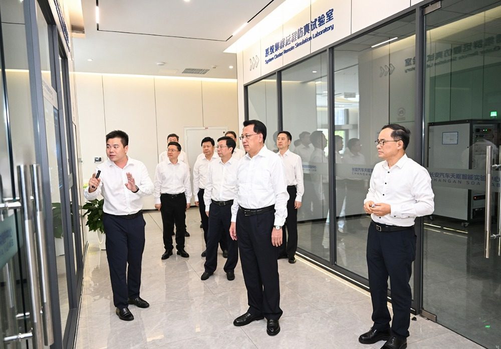 ▲9月18日下午，市委书记袁家军，市委副书记、市长胡衡华前往中国长安汽车集团调研。记者 苏思 摄