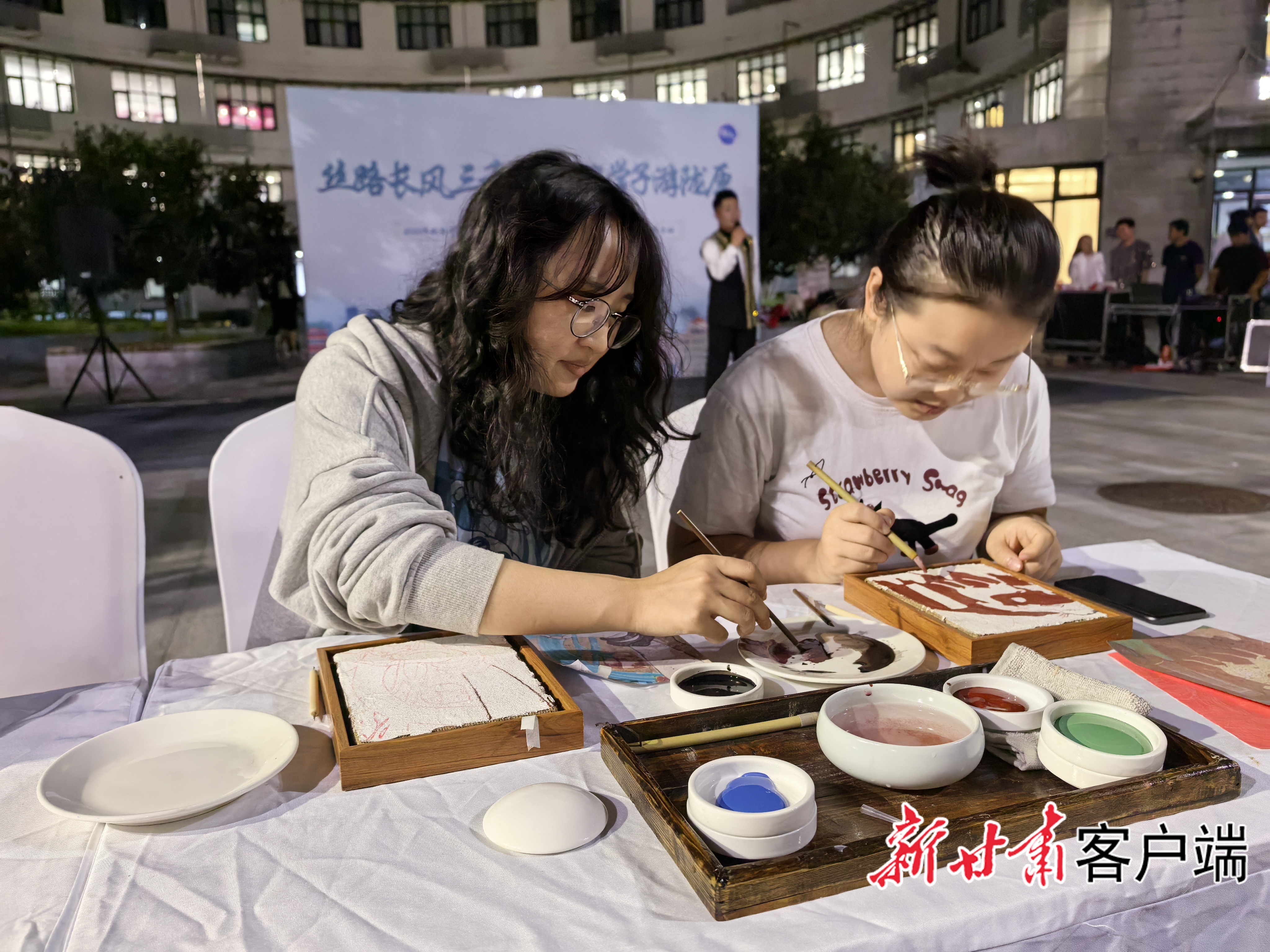 清华学子现场体验敦煌石粉彩绘
