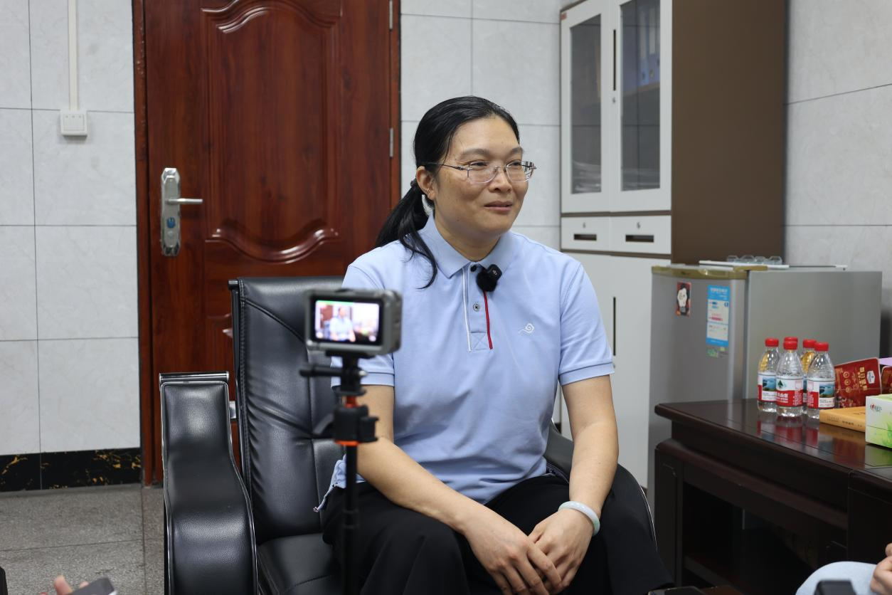 杨梅，深圳市百卉百货有限公司总经理、深圳狮子会春天服务队2018-2019年度队长，2025-2026年度财务和深圳狮子会应急委员会2025-2026年度执行主席杨梅，扎根志愿服务活动十余年，服务范围为粤北、广西、四川、贵州，助力西乡志愿服务事业发展。