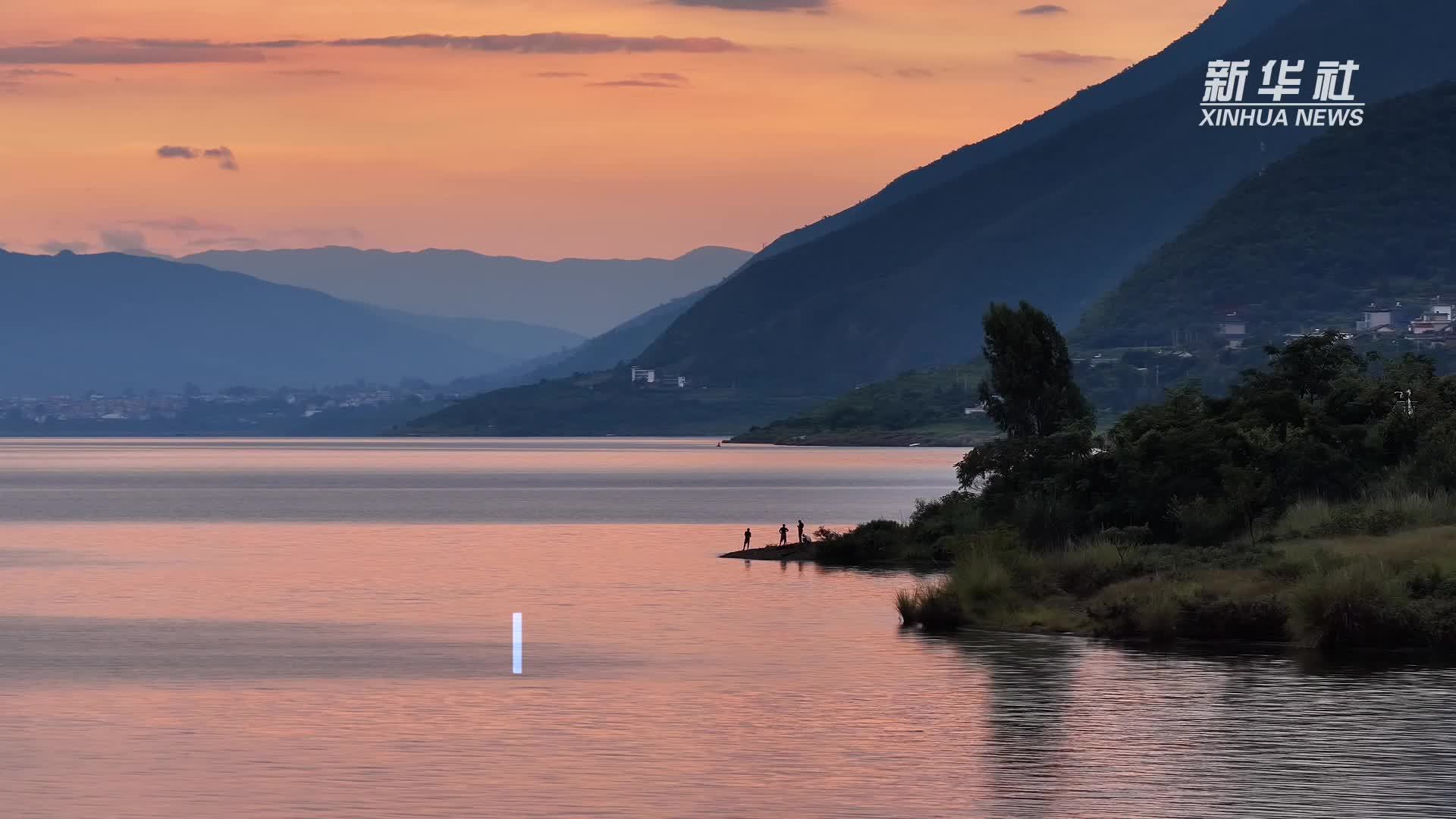 云南程海开湖夜：渔灯璀璨映星河