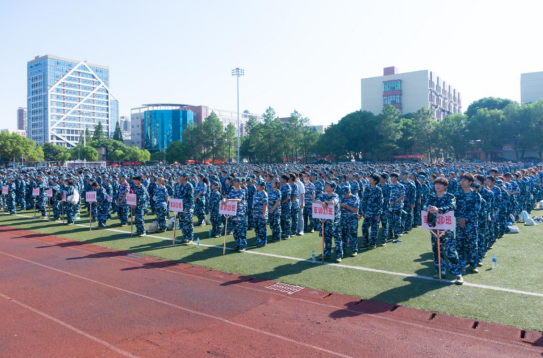 江西生物科技职业学院2025级新生开学典礼暨军训动员大会举行