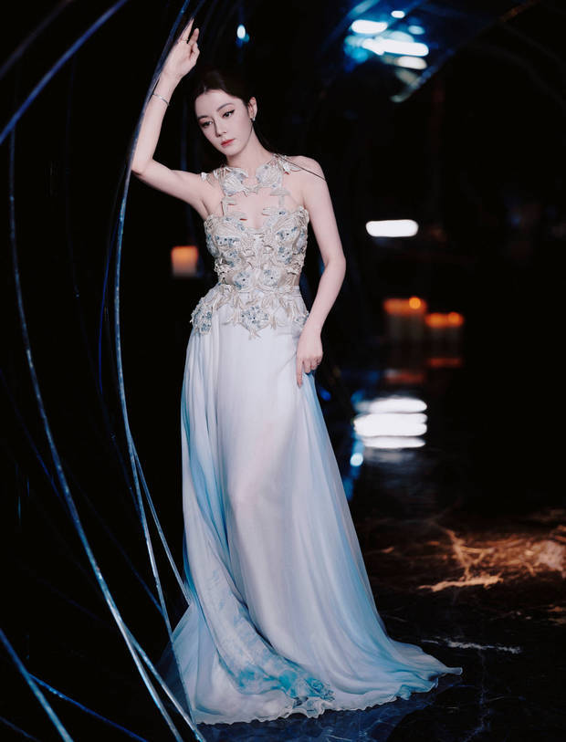搜狐娱乐讯 16日，迪丽热巴出席活动的新造型美照释出，她身穿蓝白镂空礼裙优雅迷人，大方秀性感身材，魅力十足！