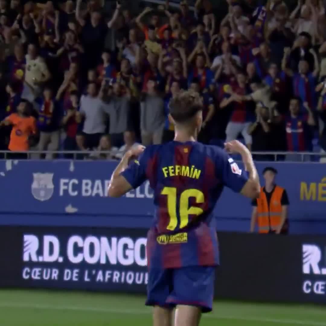 表忠心，费尔明进球后做出“留下”的手势并亲吻队徽