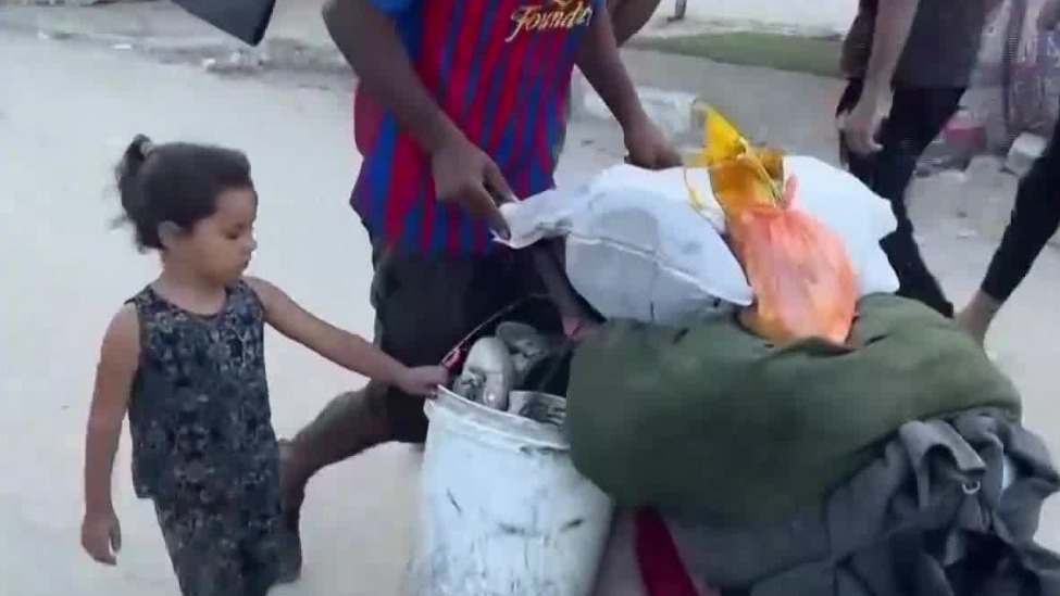 以军隔绝80万巴勒斯坦人，难民举家迁移：我的孩子做错了什么？