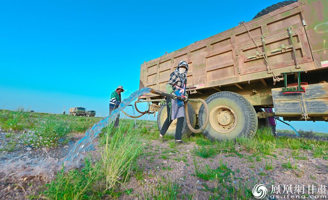 石羊河中下游防沙治沙林草综合治理项目区工作人员为梭梭树补给水分