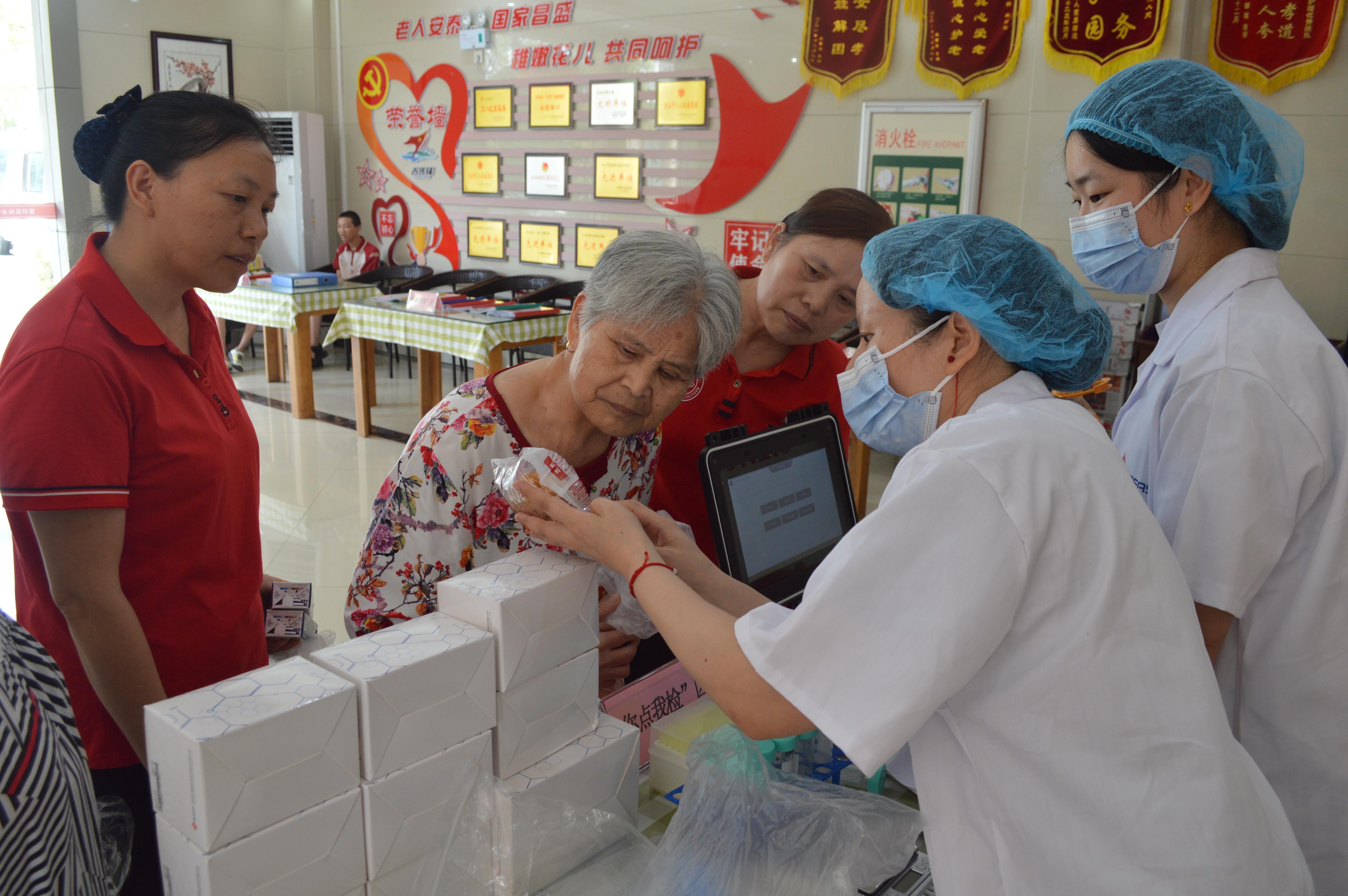 深入养老机构宣传。余夏菁/摄