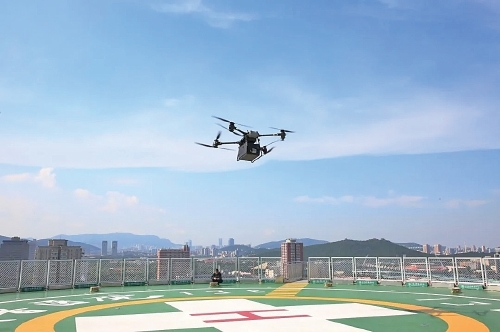 山东大学齐鲁医院“无人机送血”。