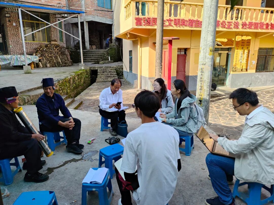 访谈哈尼族文化传承人