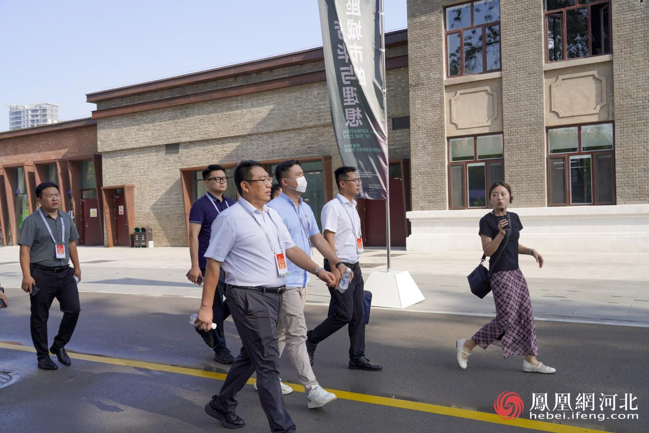 企业代表们在织音1953参观 蔡柠摄