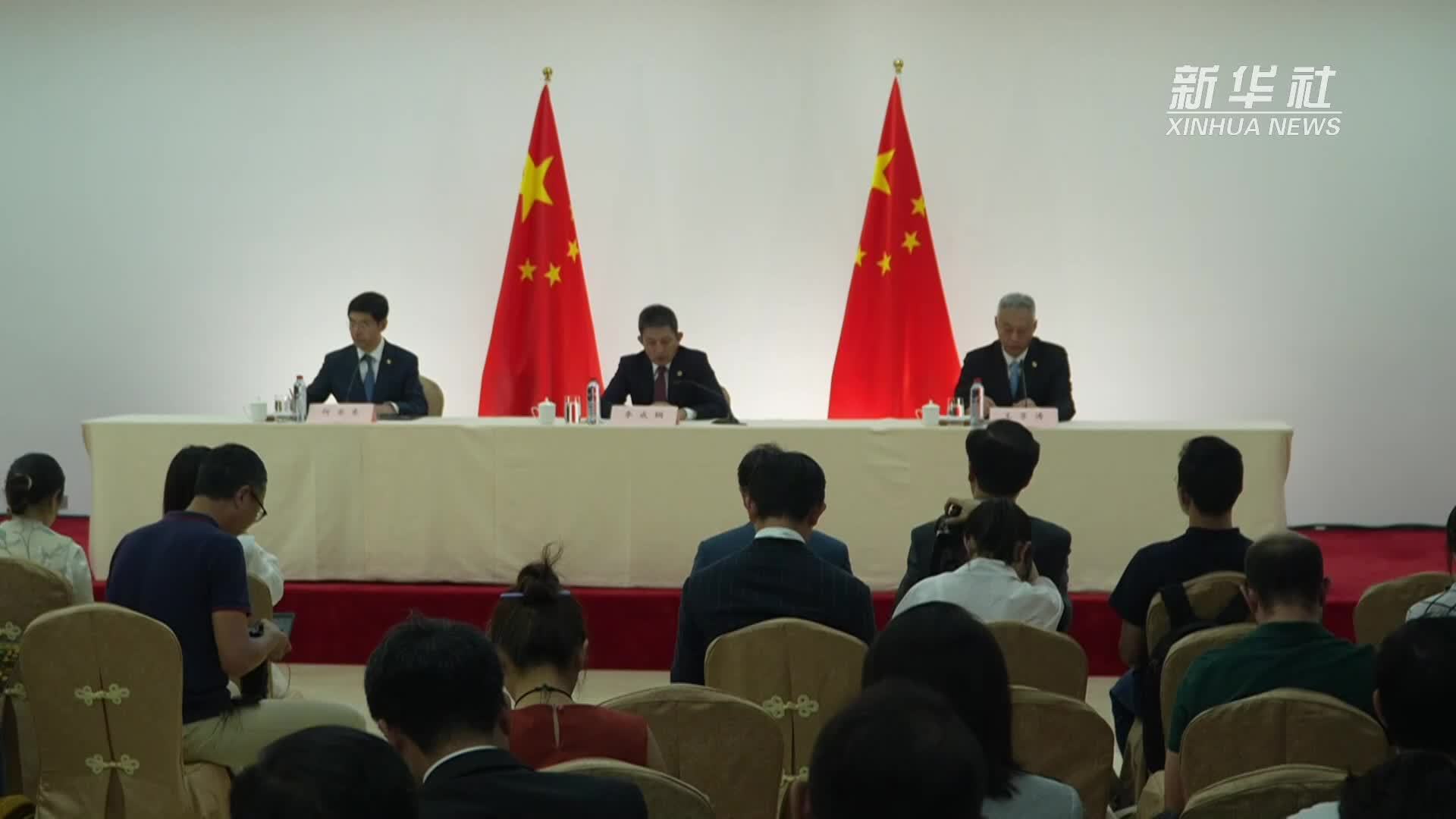 李成钢说，双方就以合作方式妥善解决TikTok相关问题，减少投资障碍，促进有关经贸合作等达成了基本框架共识