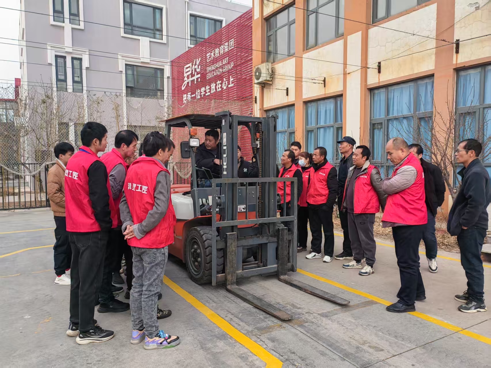 图为灵台群众在津南区华阳职业技术学校学习叉车操作技术（受访学校供图）
