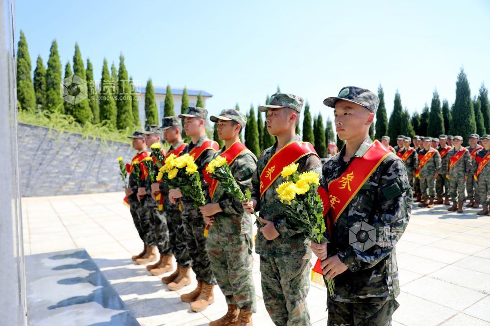 2025年9月15日，江西省吉安市峡江县革命烈士陵园，预定新兵在向革命英烈献花。