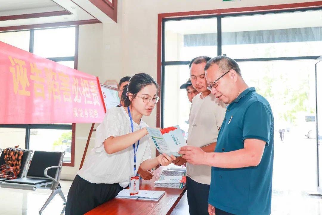 资料图：浙江省安吉县纪检监察干部在溪龙乡开展“澄清正名和打击诬告”专题宣传活动。图片来源：浙江省纪委监委网站 殷兴华 摄