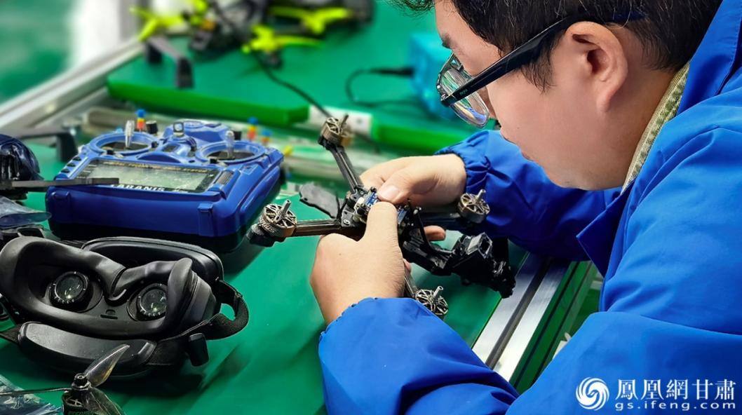 九州维安(甘肃)科技发展有限公司技术人员调试无人机