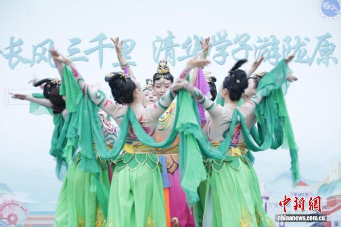 图为飘逸灵动的“飞天”舞姿再现敦煌神韵 高永峰 摄