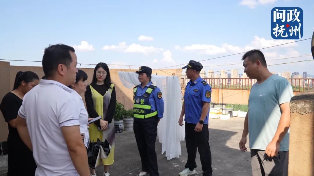 ▲相关部门工作人员到现场查看