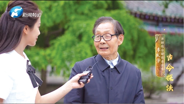 《古今探法》电视栏目中，大学生探法体验官与专家深入交流（栏目截图）。