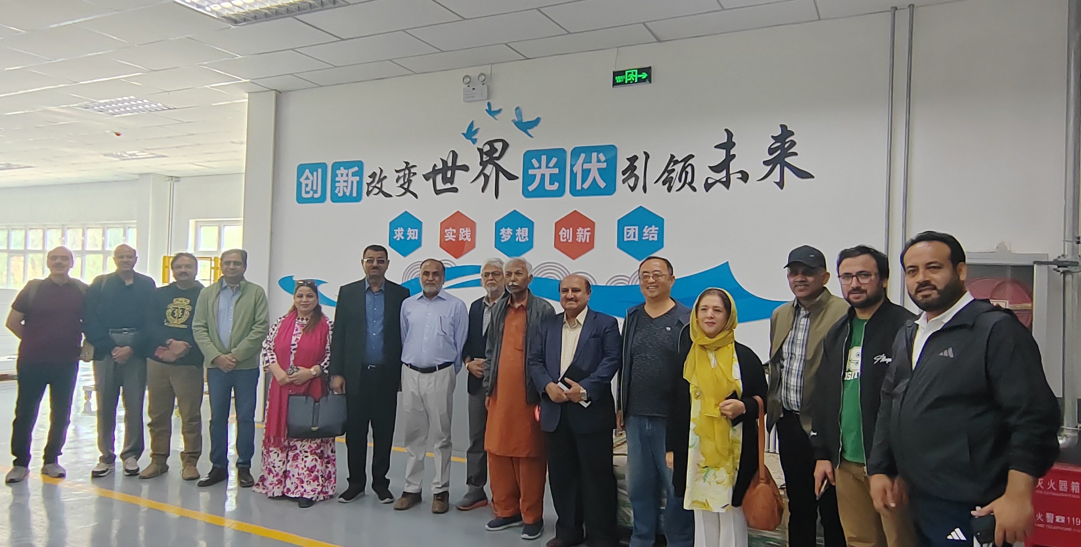 代表团在甘肃自然能源研究所榆中太阳能基地参观学习