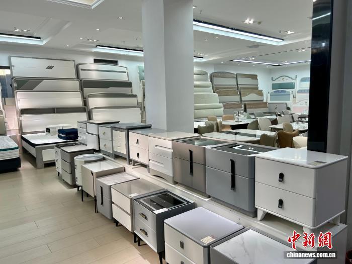 图为16日，南康家具城内陈列的水性漆家具。朱莹 摄