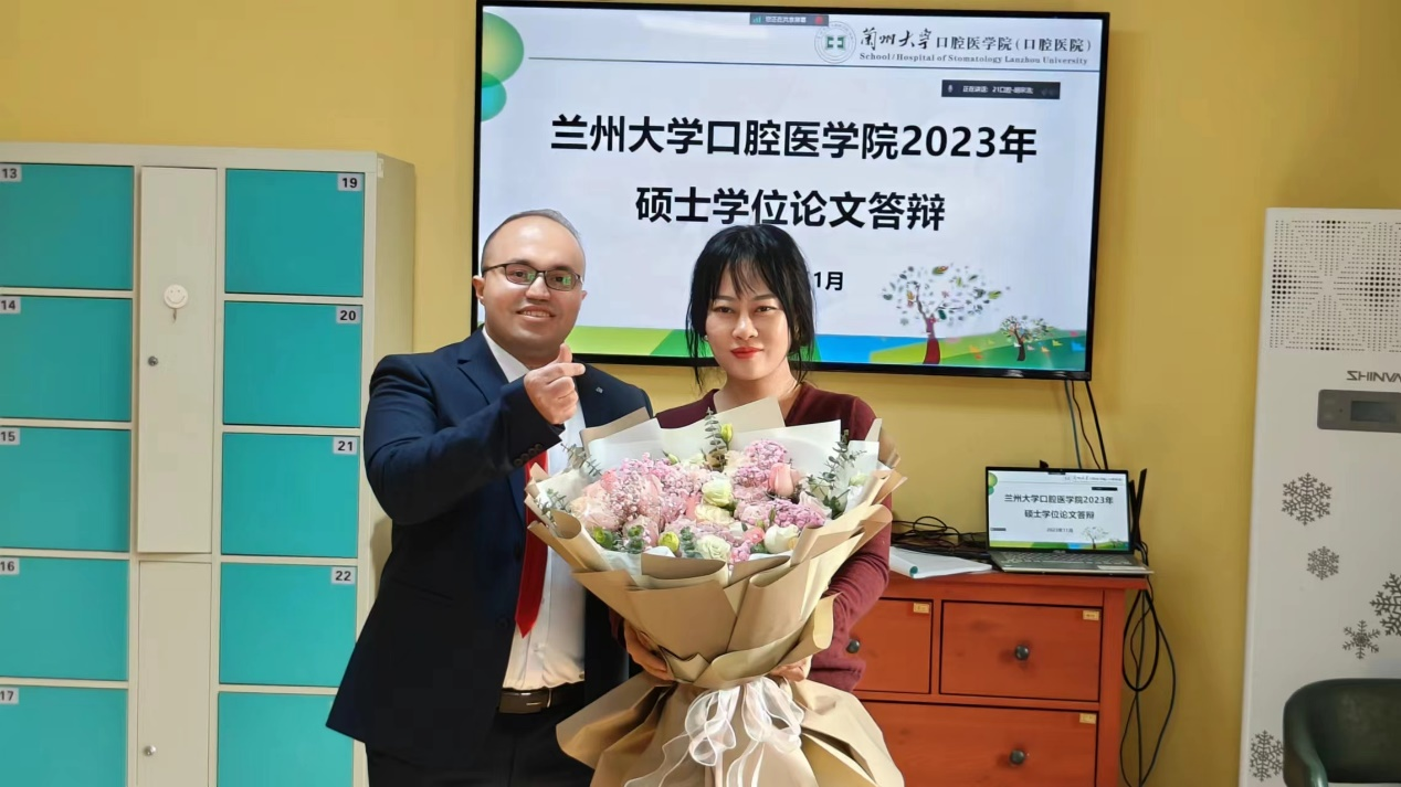 西来（左一）硕士答辩结束后与导师合影