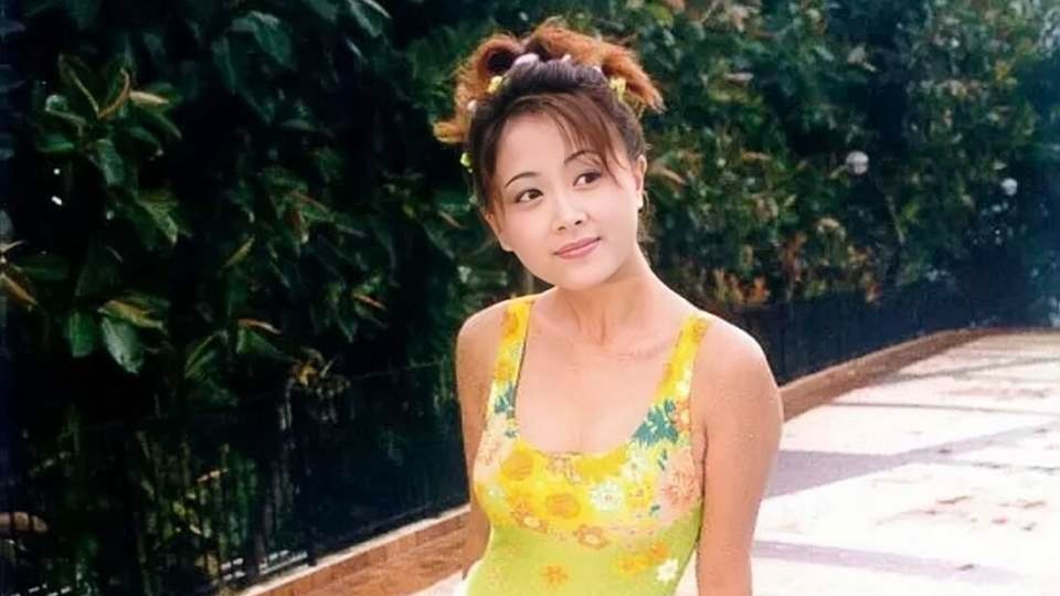 香港知名女星复出拍剧，结婚10几年在家相夫教女，状态冻龄依旧甜美封面图