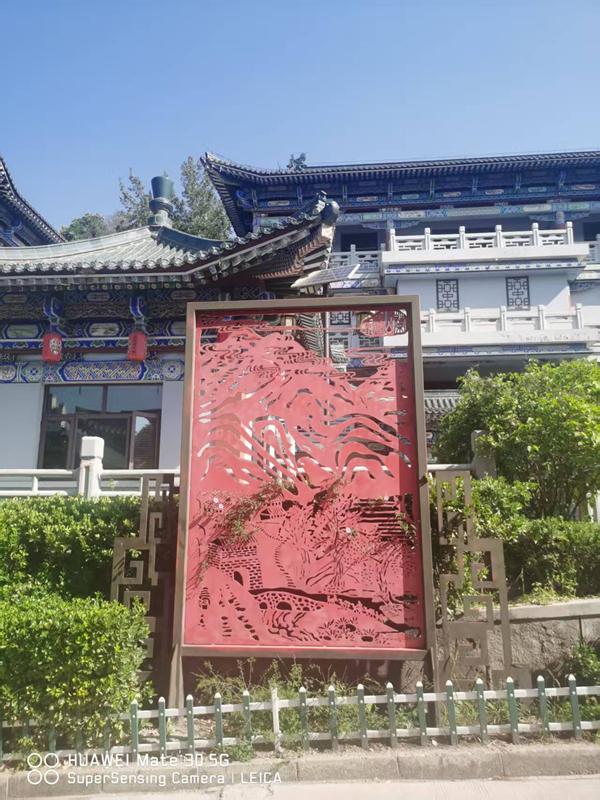 矗立在兰州金城关古建一条街的叶长友剪纸《古兰州八景》之“兰山烟雨”