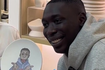 “无语哥”与瓷盘合影